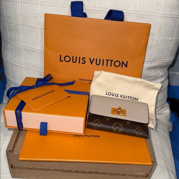 🎉 SOLD 🎉 Louis Vuitton Victorine on my Side Wallet - Picture 16 of 16